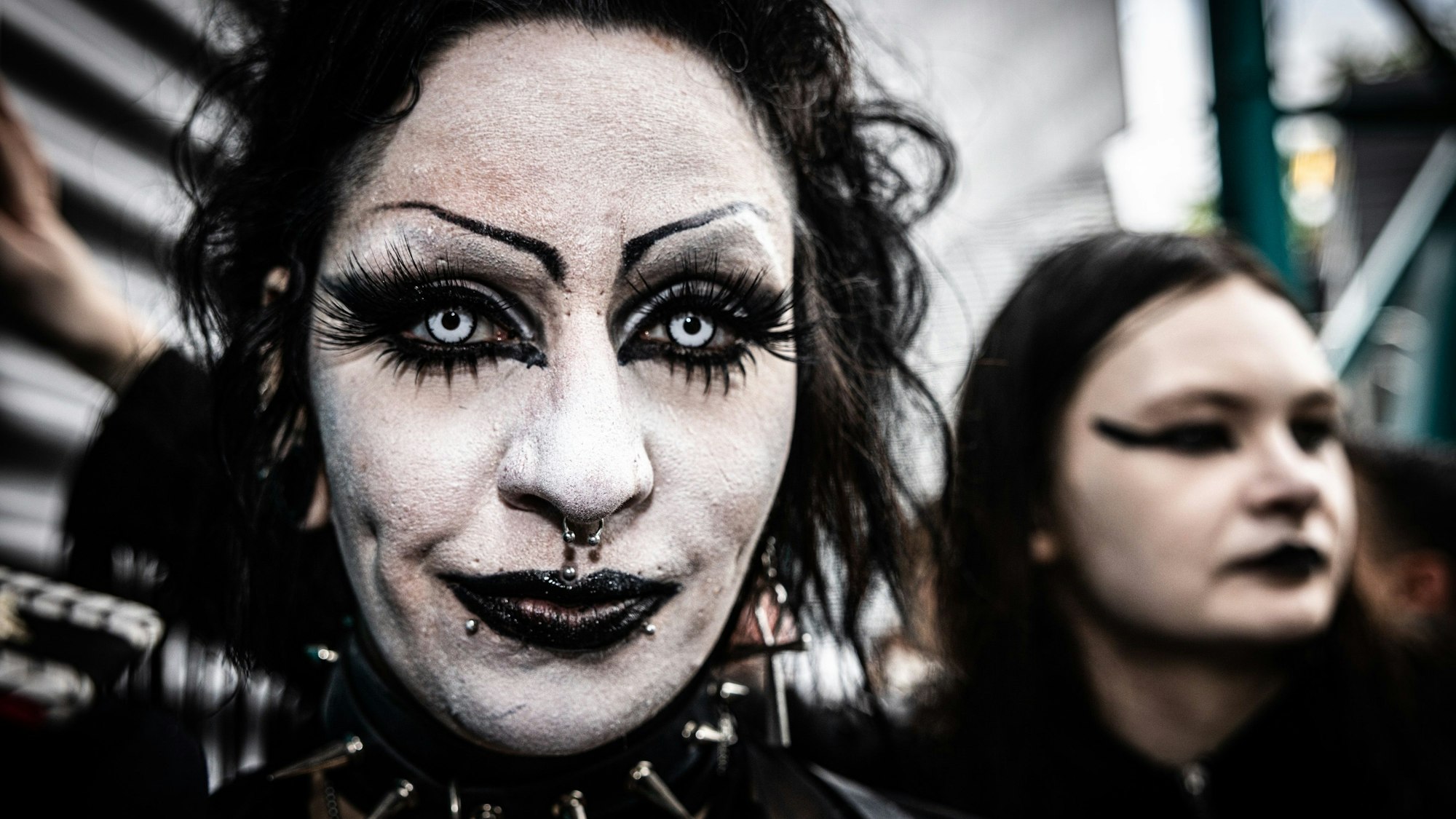 Eine Person tragt aufwendiges, schwarz-weißes Make Up.