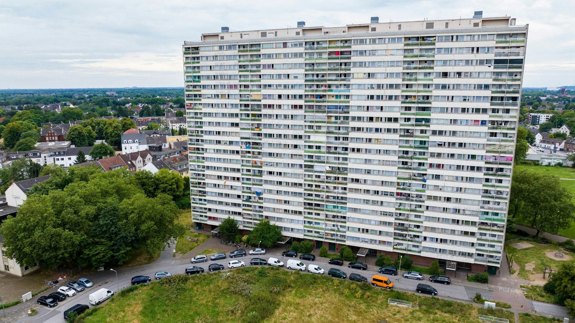 An diesem Hochhaus stellt der Dienstleister DHL keine Pakete mehr zu, weil er um die Sicherheit seiner Beschäftigten fürchtet.