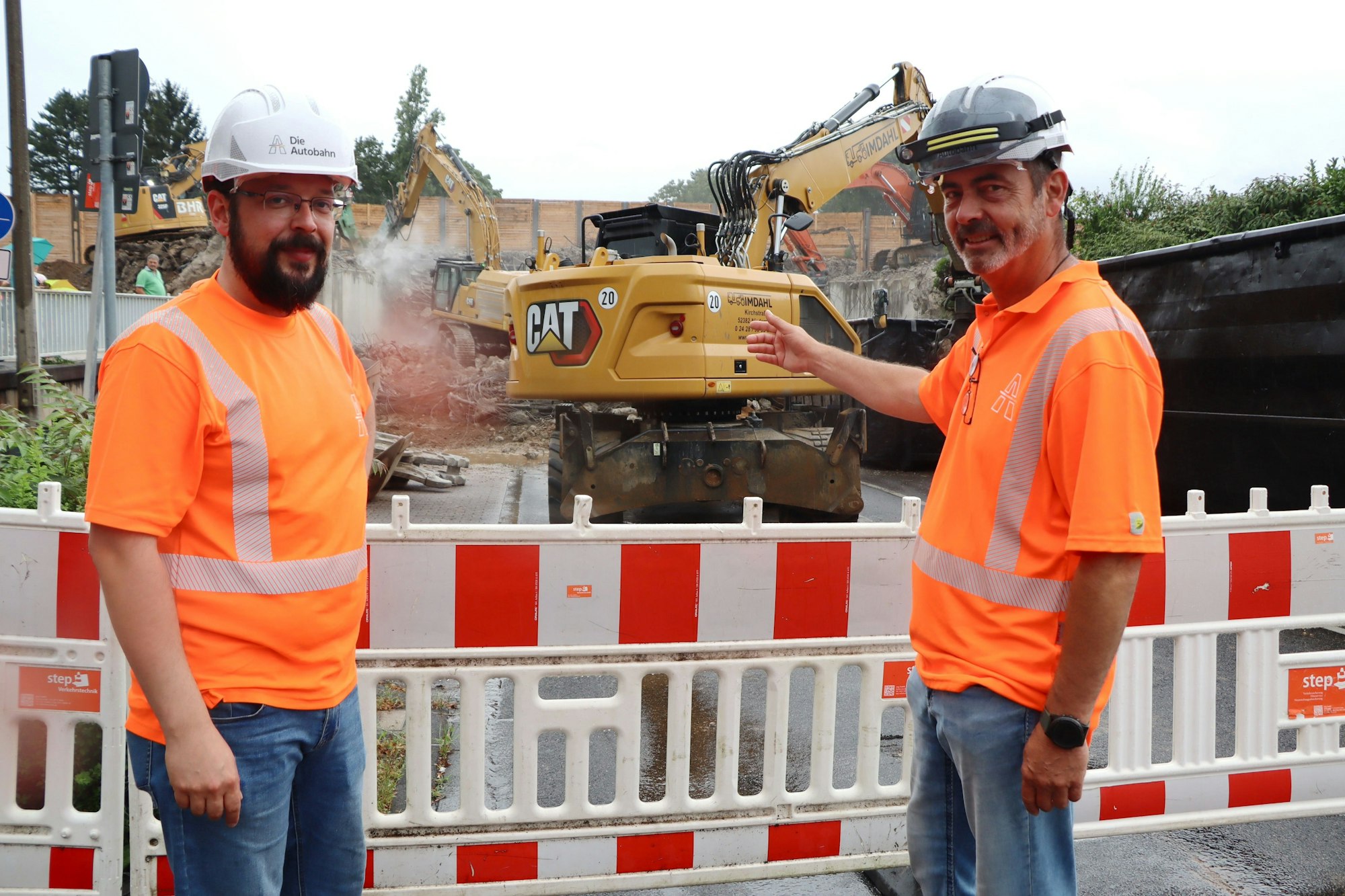 Das Bild zeigt den Bauleiter Oliver Bartling und seinen Kollegen Swen Bruns.