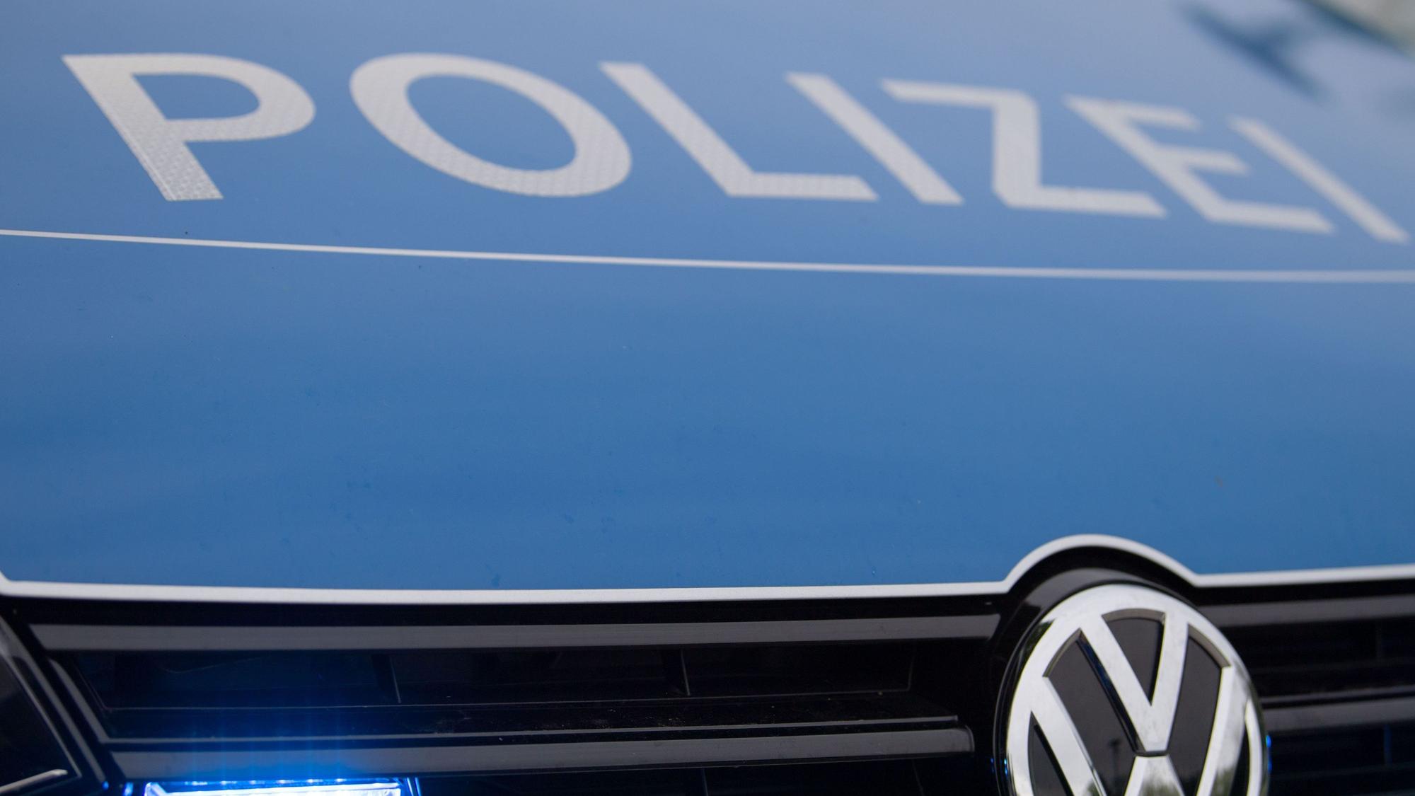 Ein Blaulicht leuchtet an einer Polizeistreife (Symbolbild).