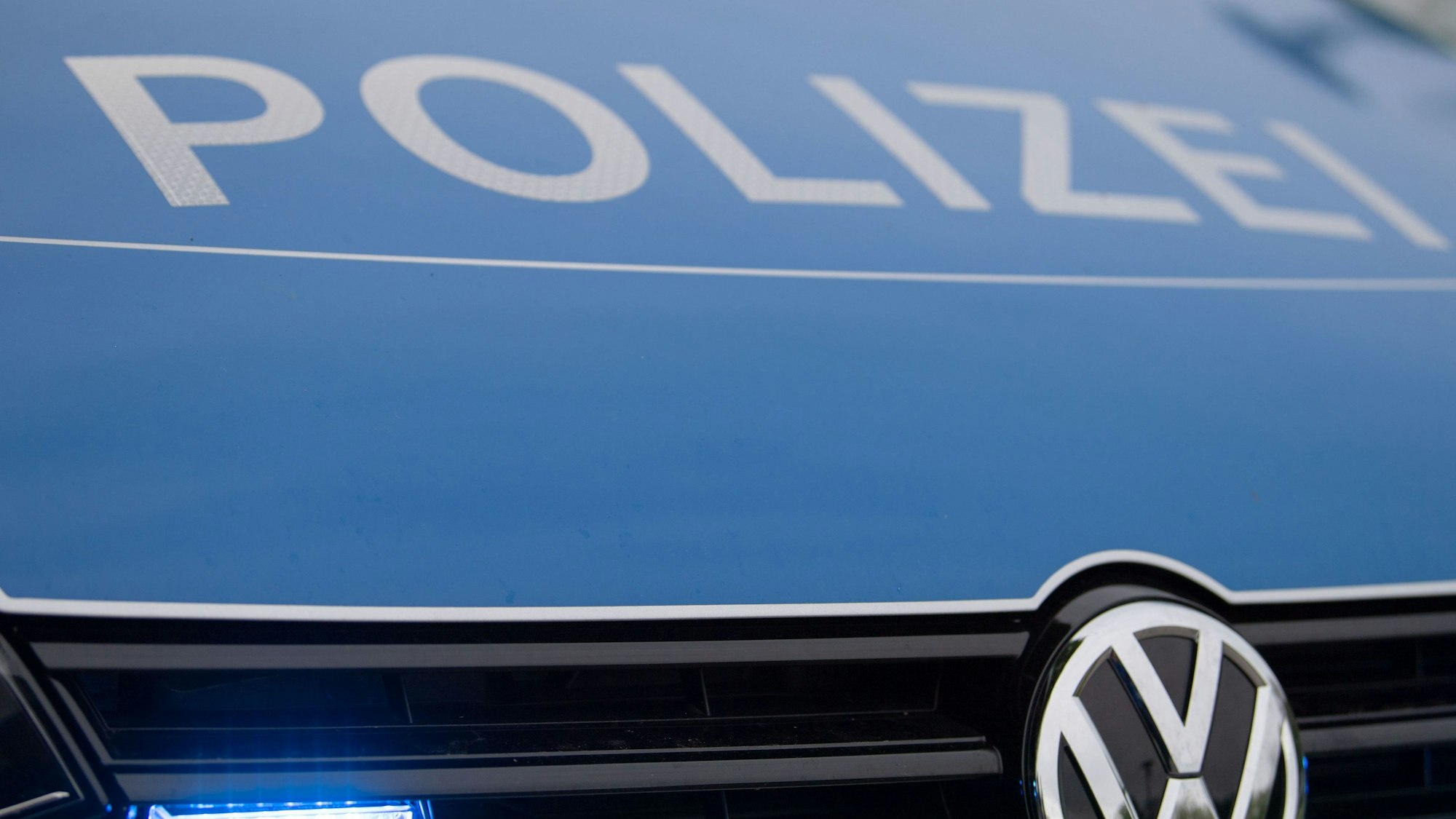 Ein Blaulicht leuchtet an einer Polizeistreife (Symbolbild).