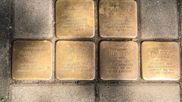 Fünf Stolpersteine sind in den Boden eingelassen.