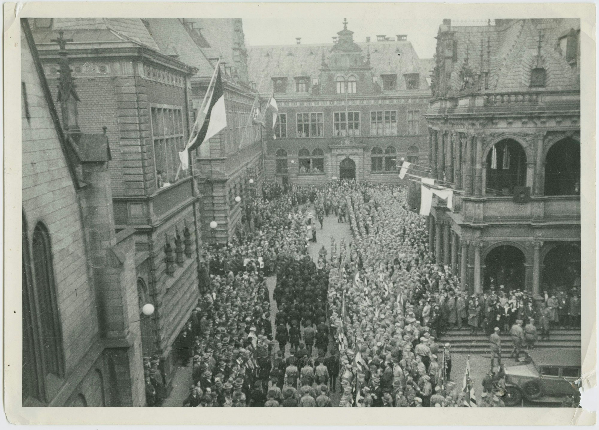 Die Nazis besetzen das Kölner Rathaus am 13. März 1933.