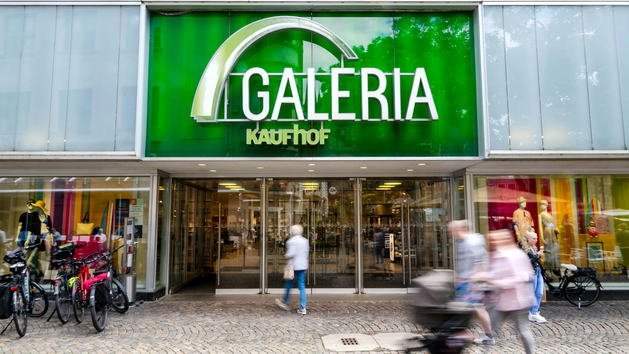 Eine Filiale der Kaufhauskette Galeria Kaufhof in der Fußgängerzone.