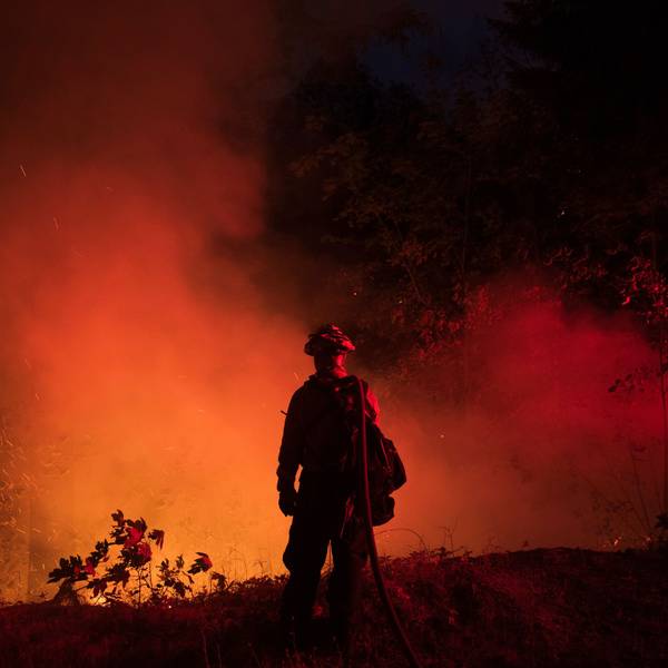 Ein Feuerwehrmann der Stadt Monterey überwacht die Ausbreitung des Park Fire in der Nähe von Butte Meadows.