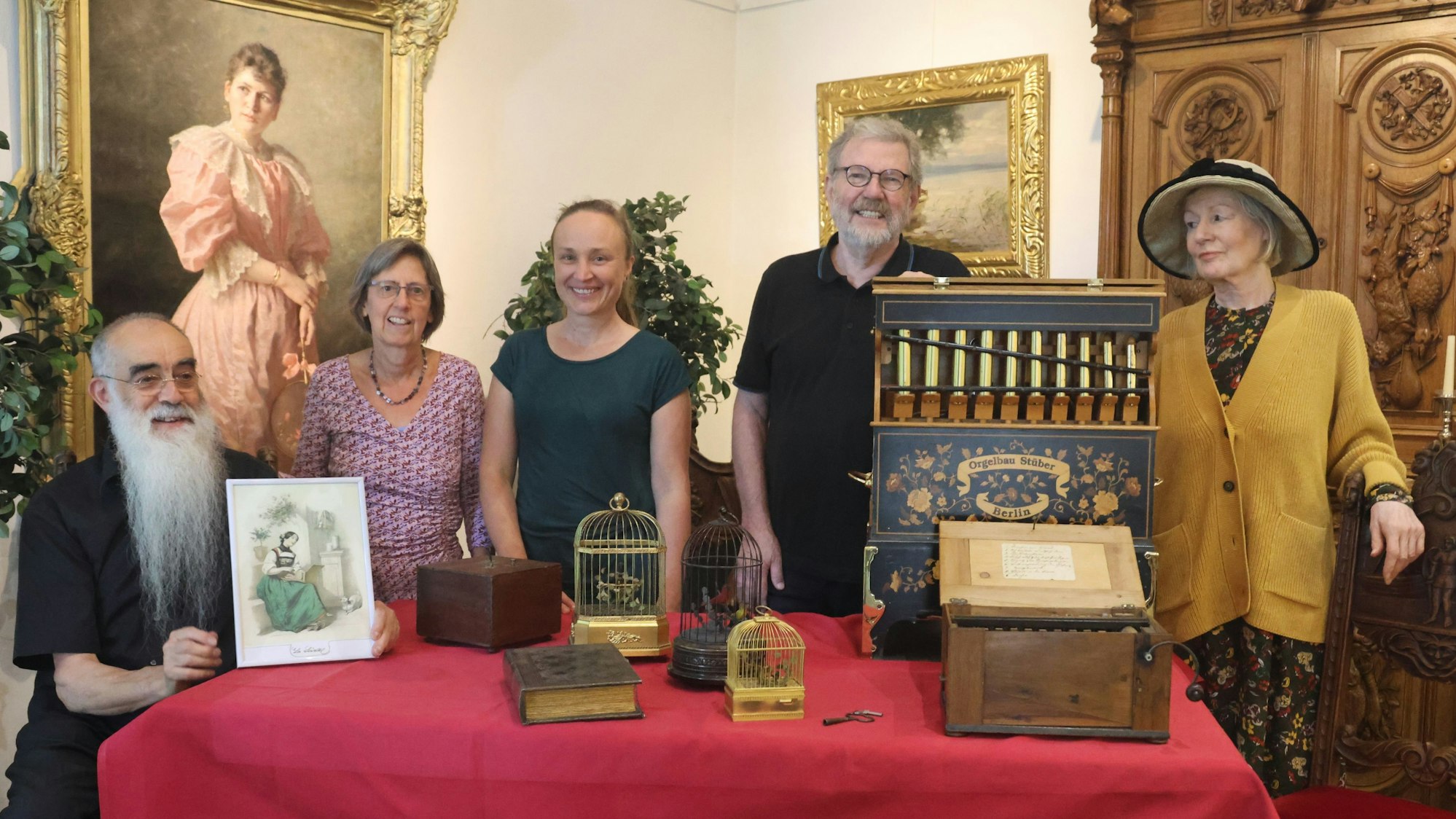 Das Foto zeigt Walter Jordan, Brigitta Backhaus, Pavla Brandsch, Ullrich Wimmer und Doris van Rhee (v.l.).