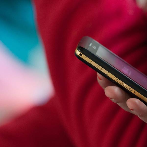 Ein Handy wird in einer Hand gehalten. Symbolbild