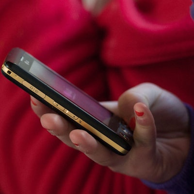 Ein Handy wird in einer Hand gehalten. Symbolbild