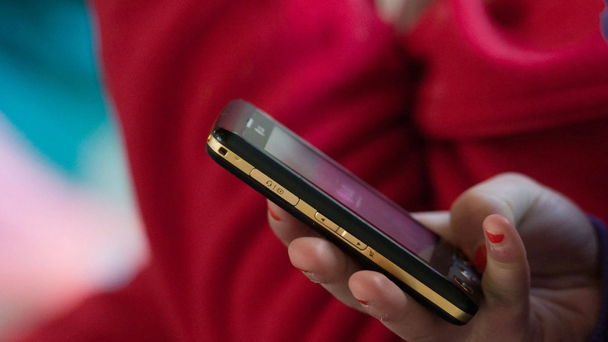 Ein Handy wird in einer Hand gehalten. Symbolbild