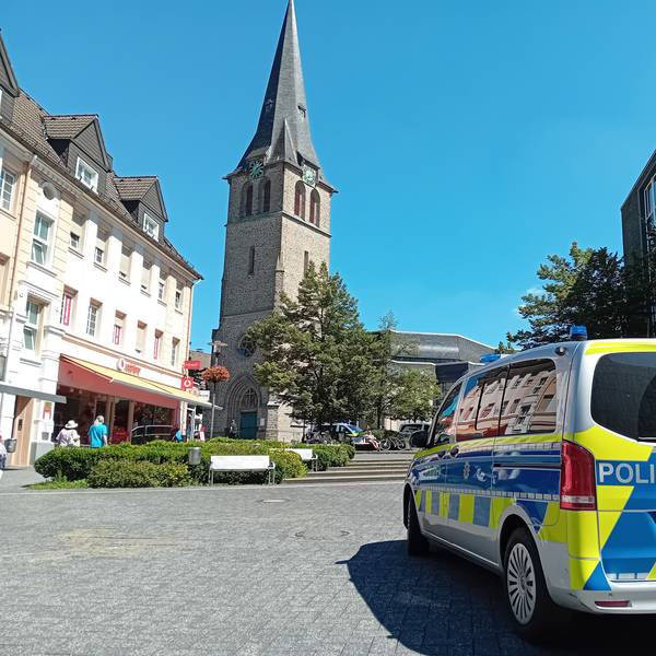 Das Foto zeigt einen Polizeiwagen auf dem Lindenplatz in Gummersbach.