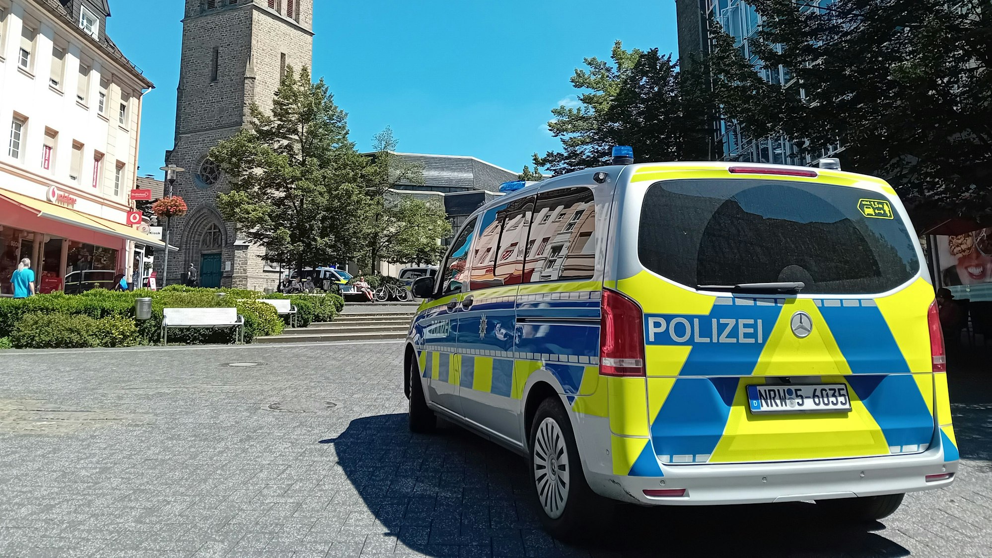 Das Foto zeigt einen Polizeiwagen auf dem Lindenplatz in Gummersbach.