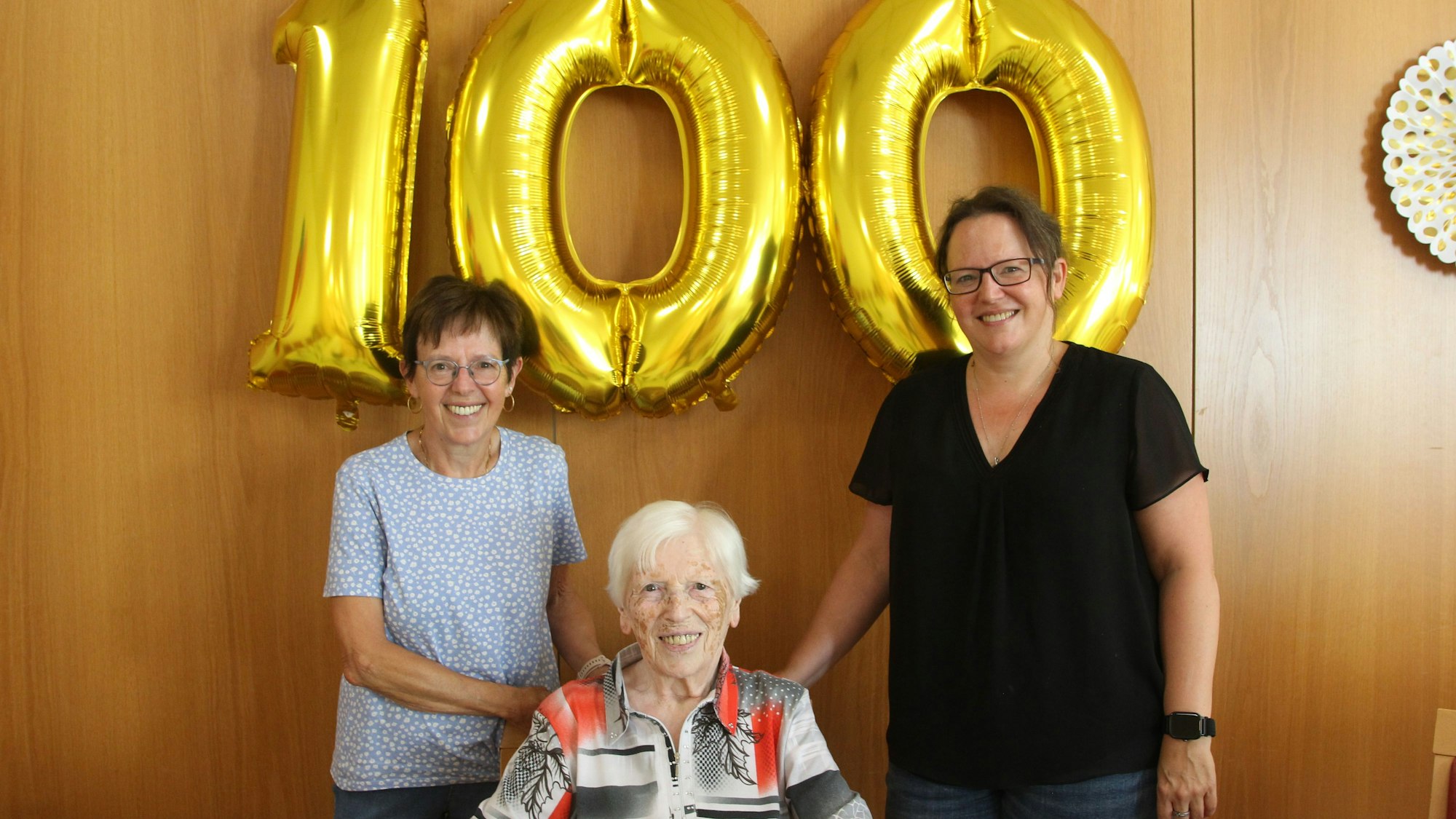Therese Hörholz hat am 28. Juli im Cruanum Altenheim in Troisdorf Sieglar ihrer 100. Geburtstag gefeiert. Die Kinder des Kindergartens Familienzentrum Rathausstraße kamen mit Luftballons und einer selbstgebastelten Krone zum Gratulieren.
Therese Hörholz mit Tochter Monika Görts und Enkelin Sabine Braun.