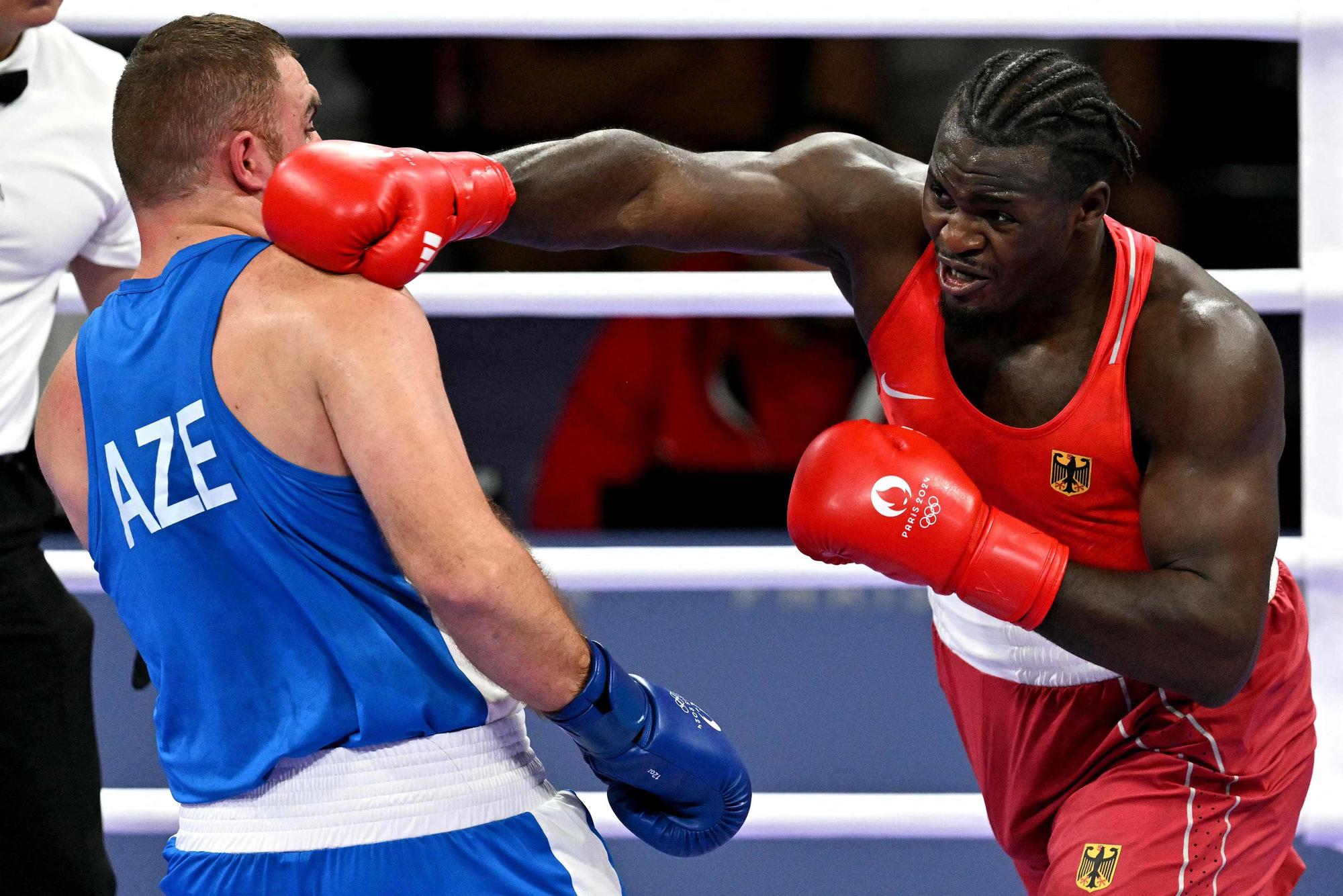 Das Bild zeigt eine Szene aus dem Boxkampf zwischen Nelvie Raman Tiafack und Mahammad Abdullayev
