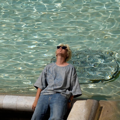 Italien, Rom: Ein Mann sitzt am Trevi-Brunnen. (Symbolbild)