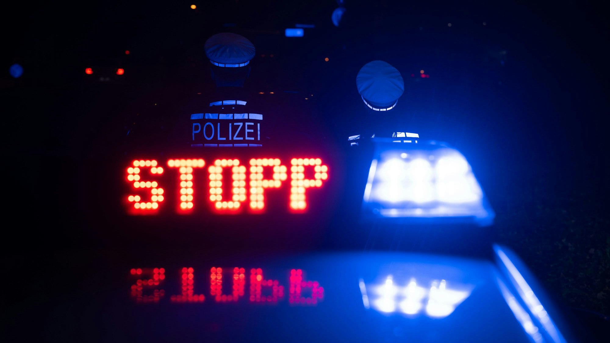 Das Wort «Stopp» ist auf dem Dach eines Polizeiwagens zu lesen.