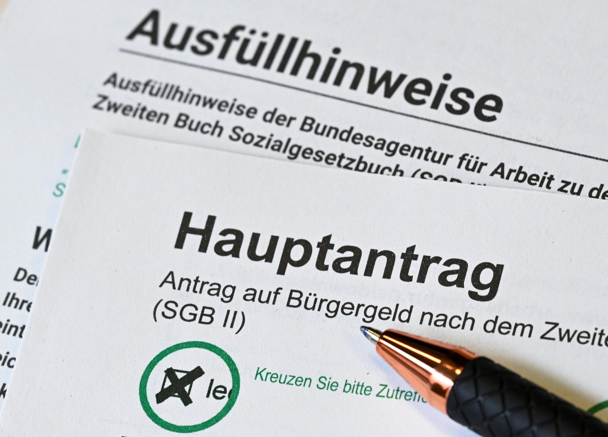 ARCHIV - 28.03.2024, Berlin: Im Jobcenter Tempelhof-Schöneberg liegt ein Antrag auf Bürgergeld und dazu passende Ausfüllhinweise.