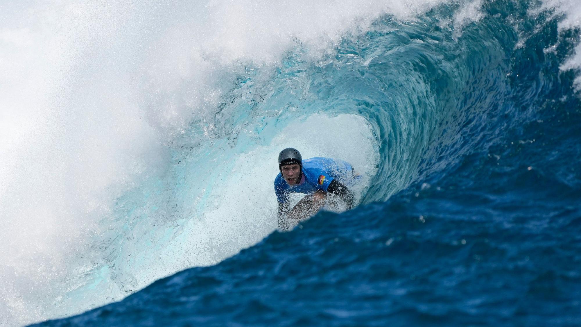 Französisch-Polynesien, Teahupo'o: Olympia, Paris 2024, Vorkampf, Shortboard, Männer, 2. Runde: Tim Elter aus Deutschland surft während der zweiten Runde des Surfwettbewerbs der Olympischen Sommerspiele. Foto: Gregory Bull/AP/dpa +++ dpa-Bildfunk +++