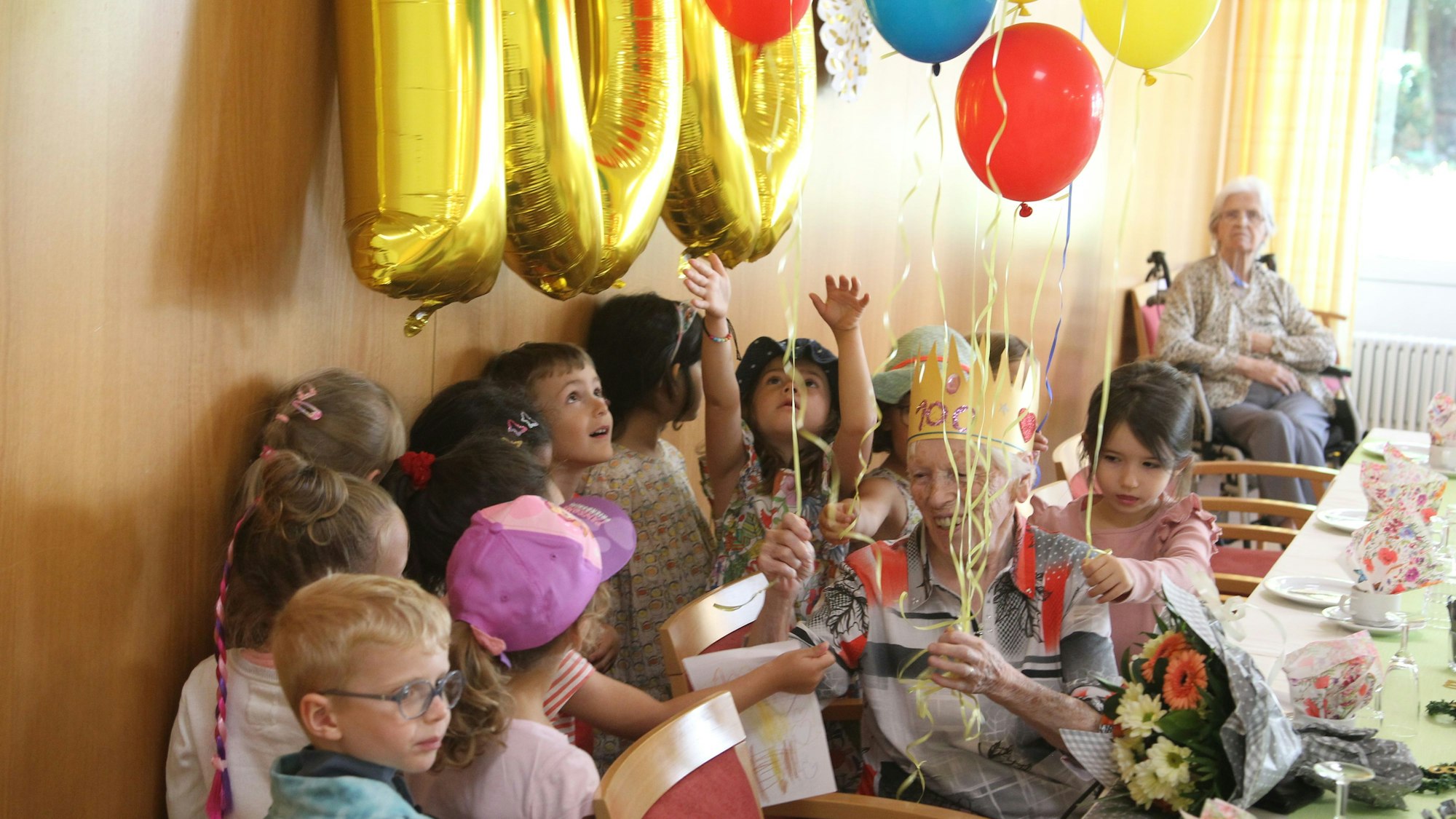 Therese Hörholz hat am 28. Juli im Cruanum Altenheim in Troisdorf Sieglar ihrer 100. Geburtstag gefeiert. Die Kinder des Kindergartens Familienzentrum Rathausstraße kamen mit Luftballons und einer selbstgebastelten Krone zum Gratulieren.