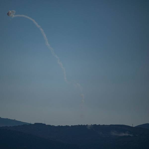 Das israelische Luftabwehrsystem Iron Dome feuert, um einen Angriff aus dem Libanon über der Region Galiläa abzufangen, gesehen von den israelisch annektierten Golanhöhen.