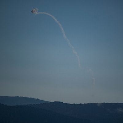 Das israelische Luftabwehrsystem Iron Dome feuert, um einen Angriff aus dem Libanon über der Region Galiläa abzufangen, gesehen von den israelisch annektierten Golanhöhen.