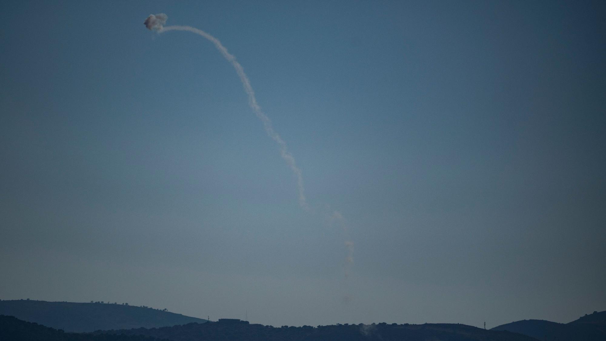 Das israelische Luftabwehrsystem Iron Dome feuert, um einen Angriff aus dem Libanon über der Region Galiläa abzufangen, gesehen von den israelisch annektierten Golanhöhen.
