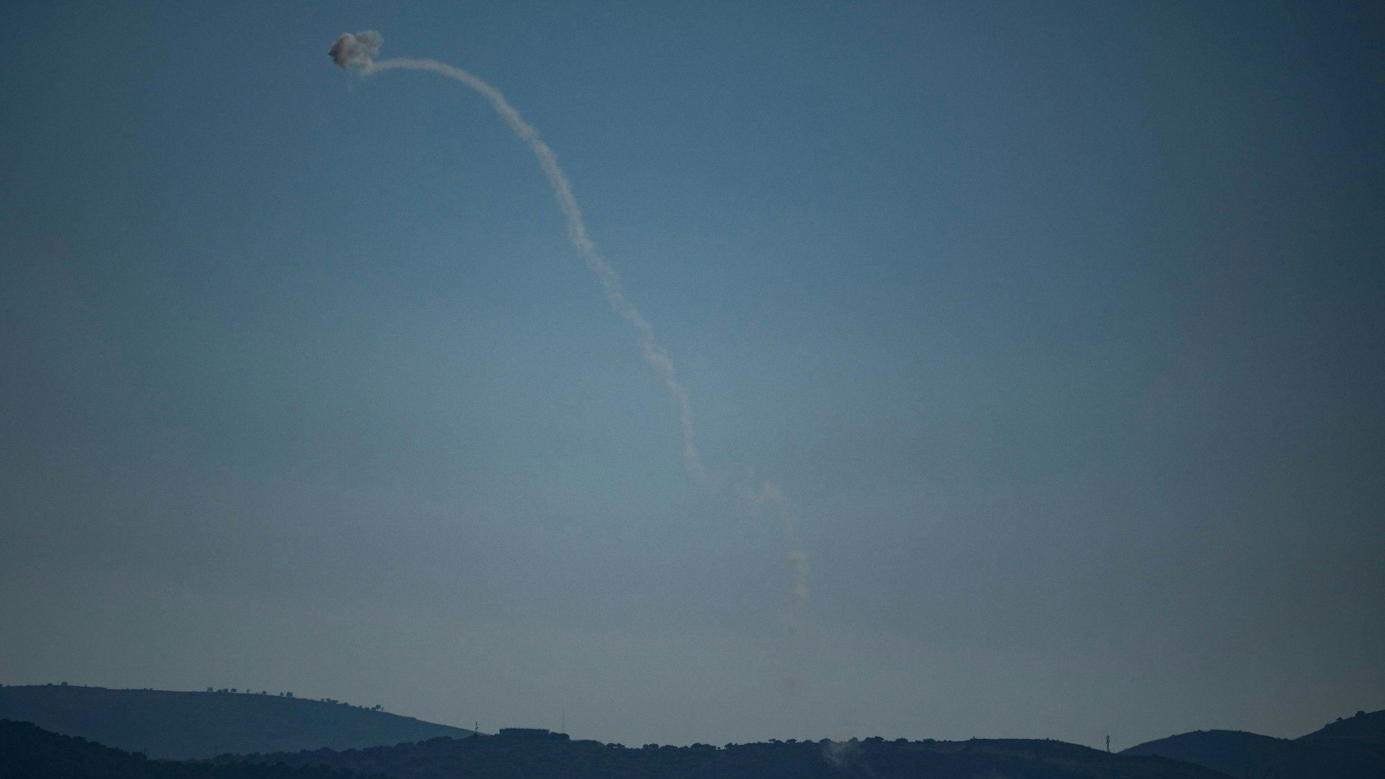 Das israelische Luftabwehrsystem Iron Dome feuert, um einen Angriff aus dem Libanon über der Region Galiläa abzufangen, gesehen von den israelisch annektierten Golanhöhen.