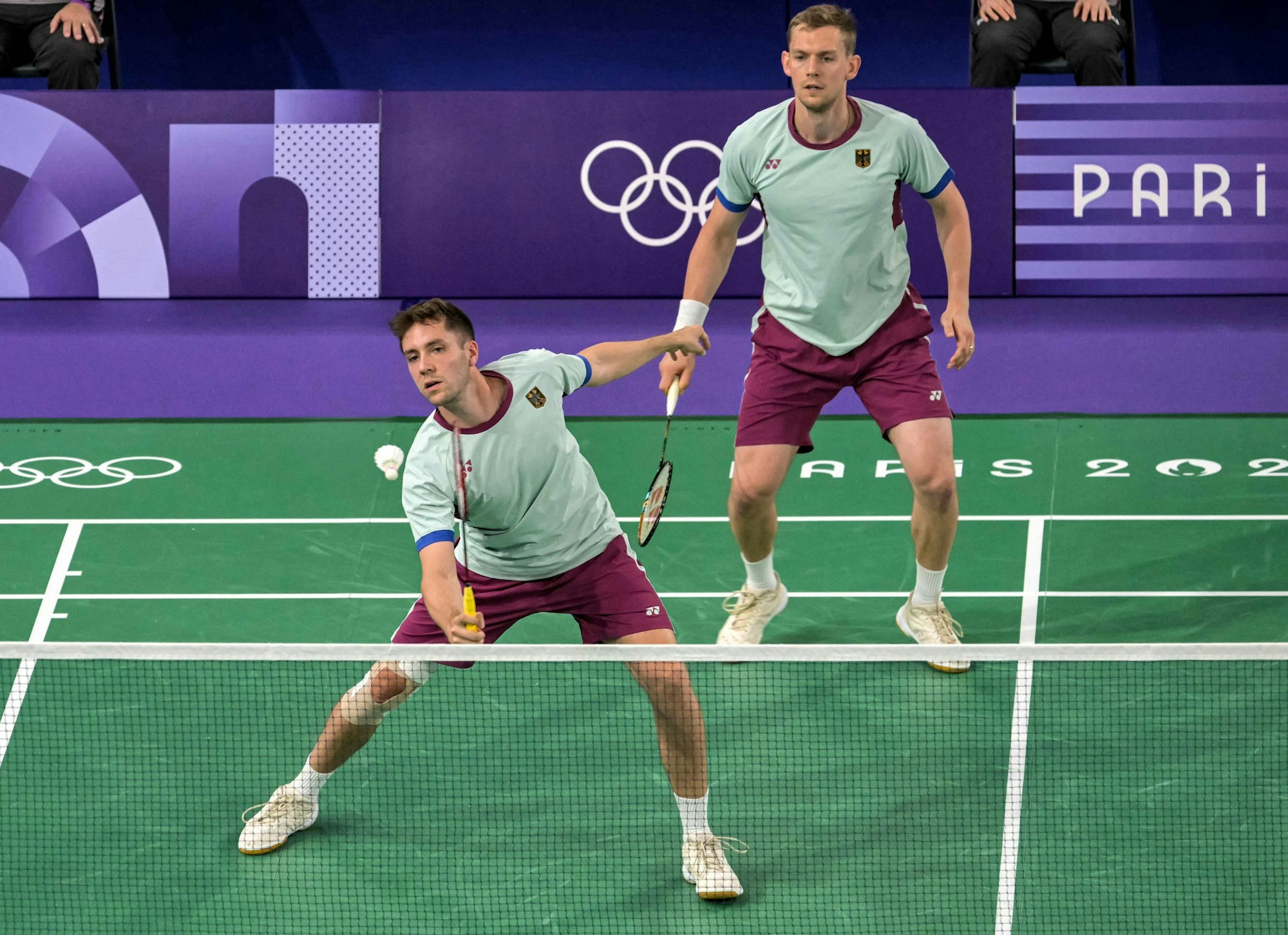 Mark Lamsfuß (l) schlägt einen Ball neben Marvin Seidel im Badminton-Doppel der Herren.