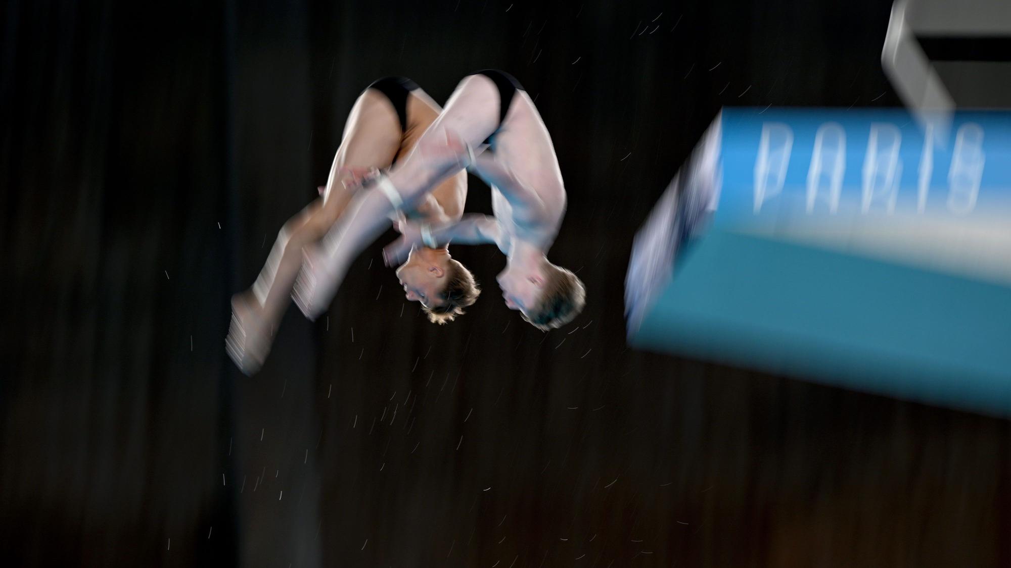 29.07.2024, Frankreich, Paris: Olympia, Paris 2024, Wasserspringen, Synchronspringen 10m, Männer, das deutsche Team mit Jaden Eikermann (vorn) und Timo Barthel beim Aufwärmen in Aktion. Foto: Sven Hoppe/dpa +++ dpa-Bildfunk +++