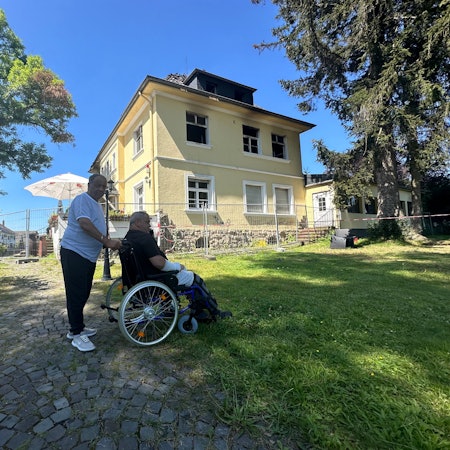 Ayari Riathi kam direkt aus dem Krankenhaus zum Brandort. Sein Bruder Imed schiebt ihn. Beide sind in letzter Sekunden den Flammen entkommen.