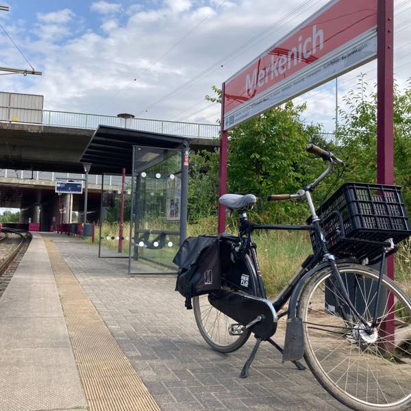 Ein Fahrrad ist auf dem Bahnsteig der Station Merkenich abgestellt.
