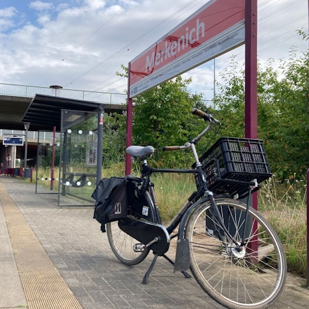 Ein Fahrrad ist auf dem Bahnsteig der Station Merkenich abgestellt.