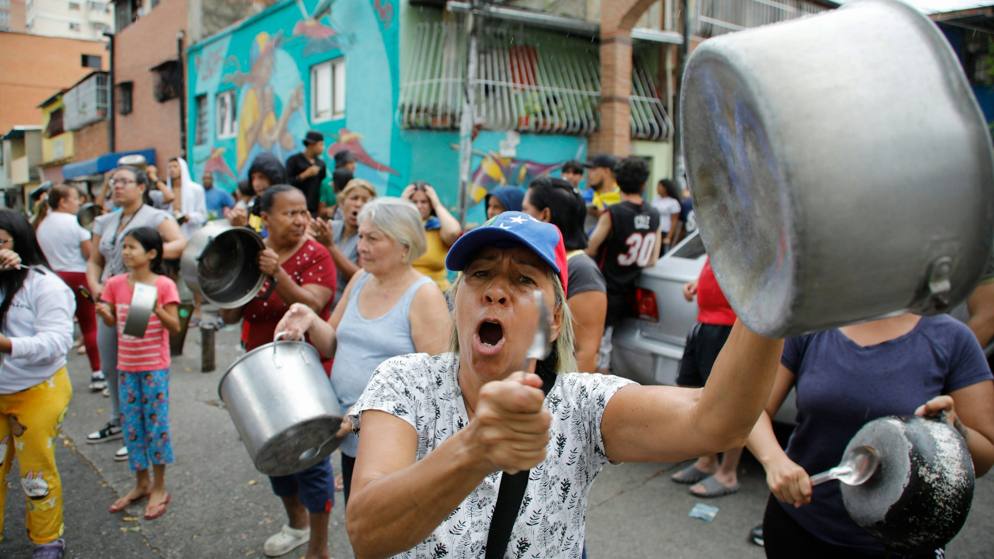 dpatopbilder - 29.07.2024, Venezuela, Caracas: Einwohner schlagen auf Töpfen während eines Protests gegen das offizielle Ergebnis der Präsidentenwahl.