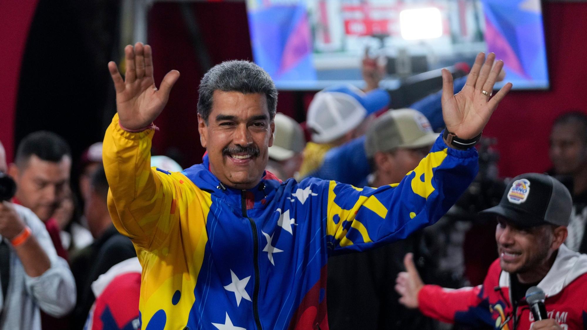 Präsident Nicolas Maduro spricht zu Anhängern, die sich vor dem Präsidentenpalast Miraflores versammelt haben, nachdem die Wahlbehörden ihn zum Sieger der Präsidentschaftswahlen erklärt haben.