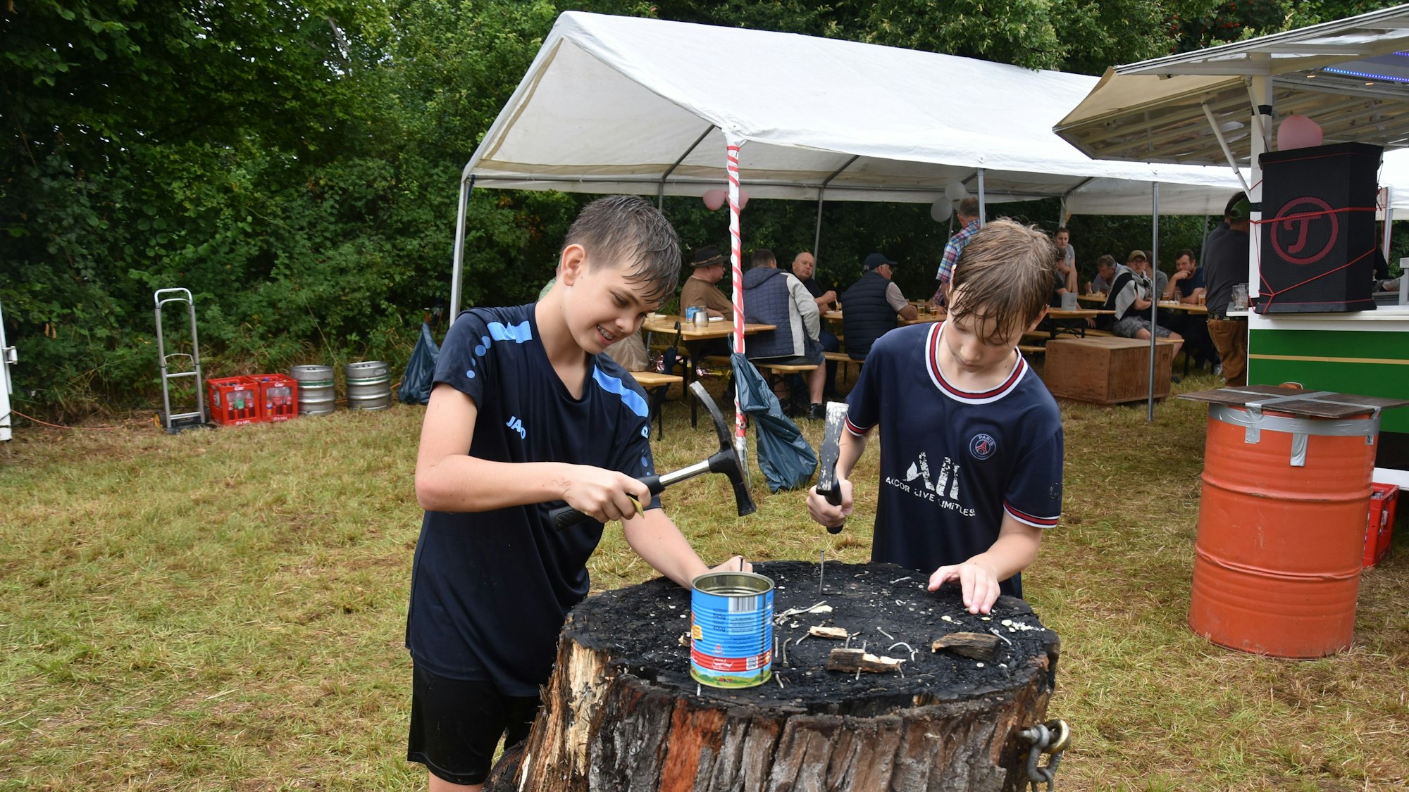 Milo und Leon messen sich beim Nägel einschlagen