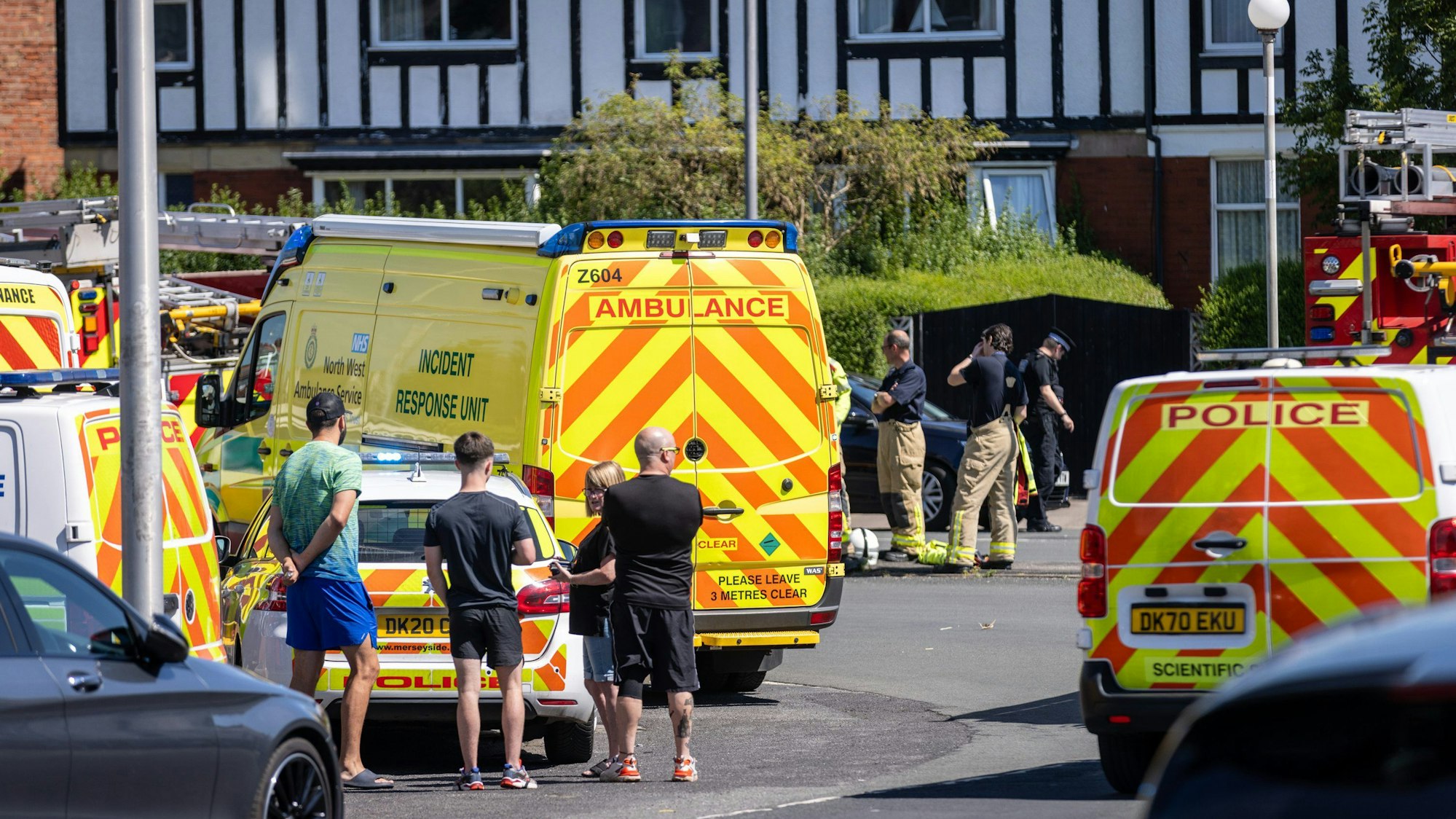 Polizei und Rettungswagen im Einsatz an einem Tatort.