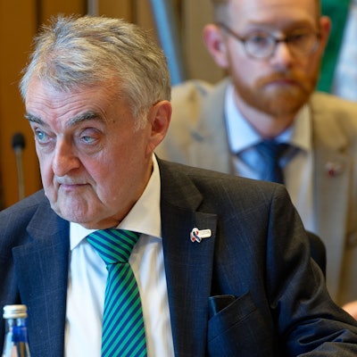 Herbert Reul, Innenminister des Landes Nordrhein-Westfalen (CDU) sitzt im Landtag in einem Sitzungssaal.