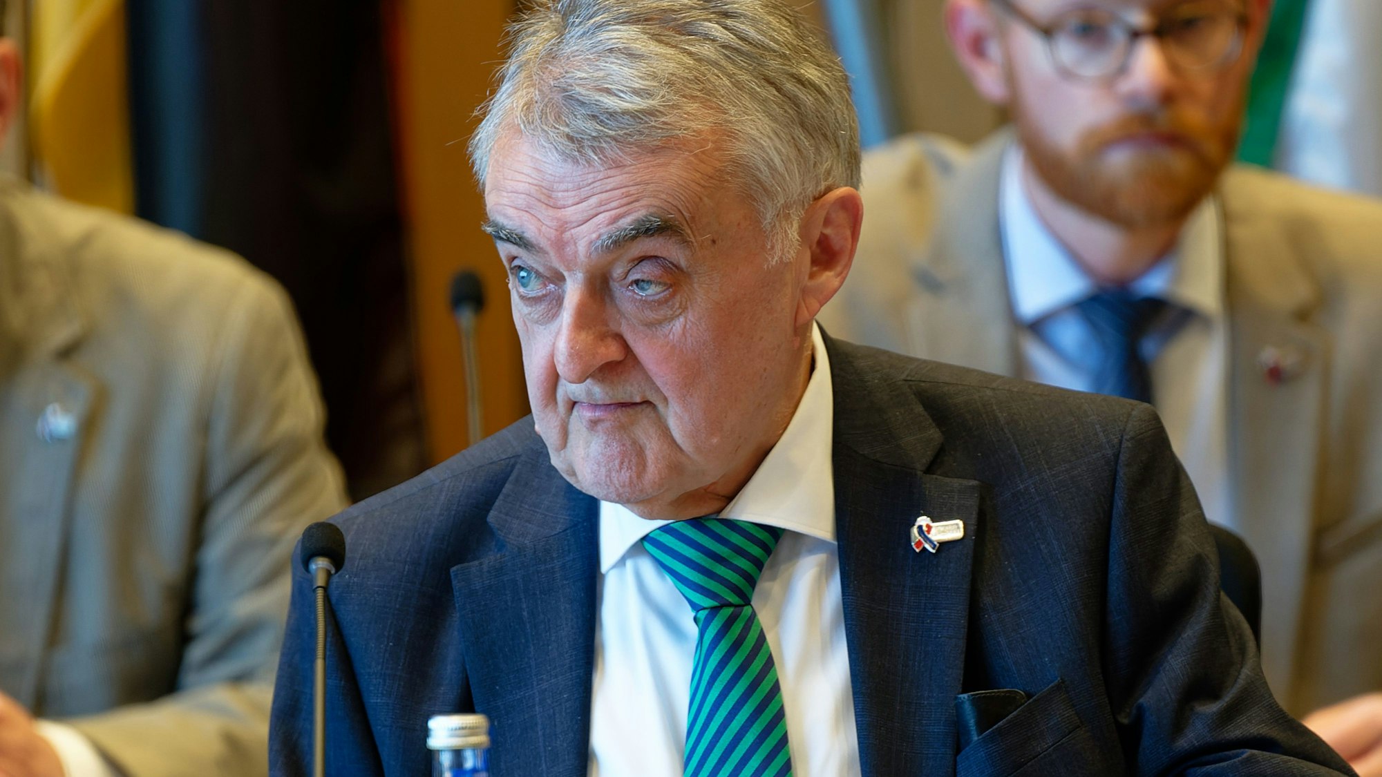 Herbert Reul, Innenminister des Landes Nordrhein-Westfalen (CDU) sitzt im Landtag in einem Sitzungssaal.