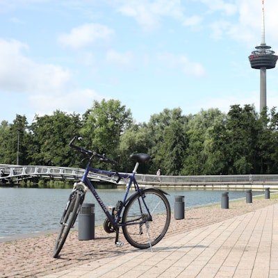 Ein Fahrrad steht im Mediapark