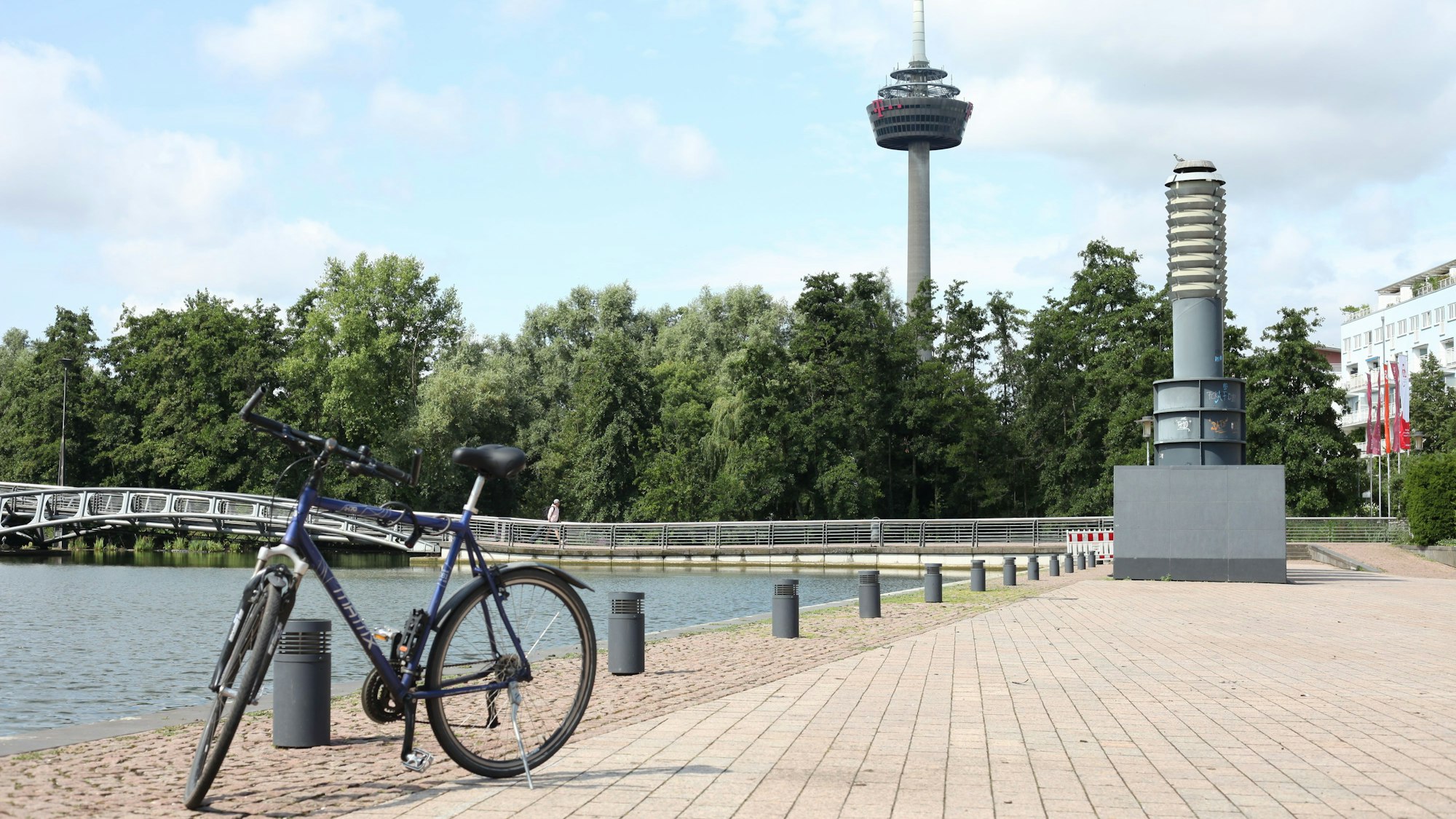Ein Fahrrad steht im Mediapark