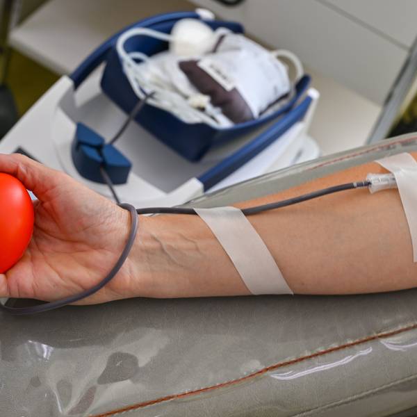 Eine Frau spendet Blut.