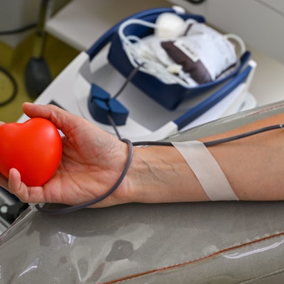 Eine Frau spendet Blut.