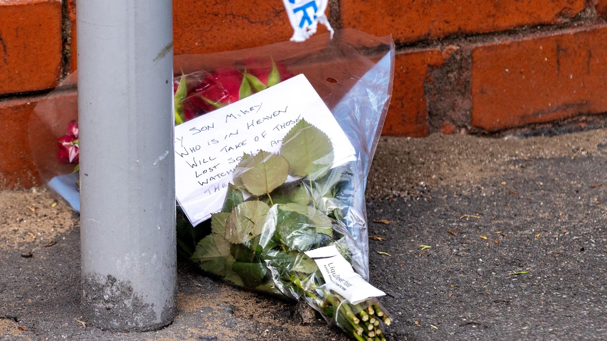 Blumen liegen in der Nähe der Hart Street, wo ein Mann festgenommen und ein Messer beschlagnahmt wurde.