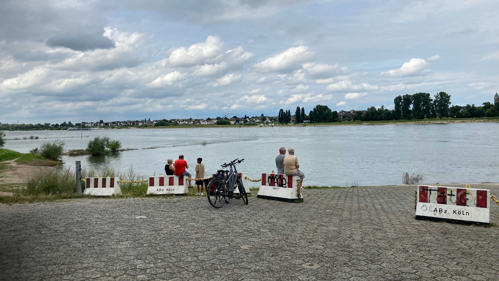 Fähranleger Langel im Vordergrund, das Hitdorfer Ufer im Hintergrund