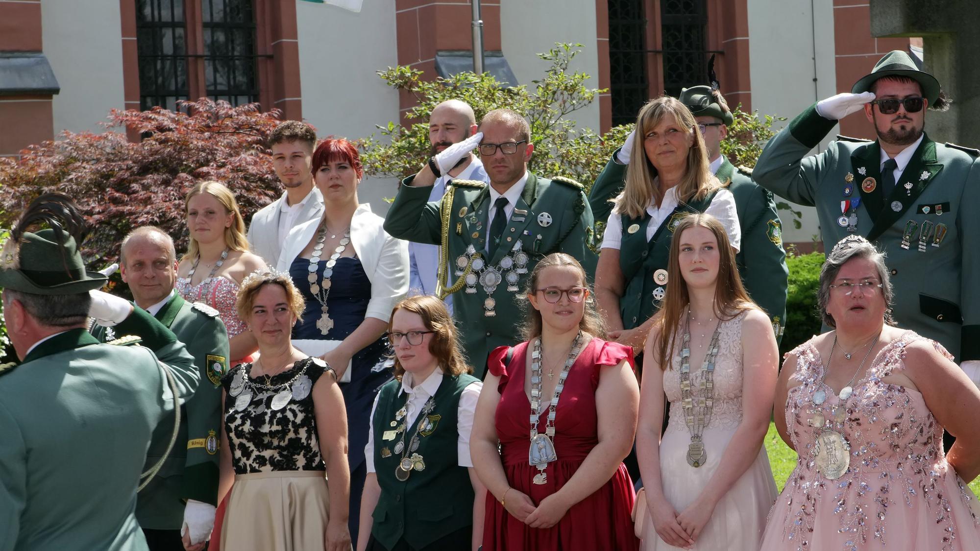 Schützenkönig Guido Schnitzler mit den anderen Majestäten während der Parade.