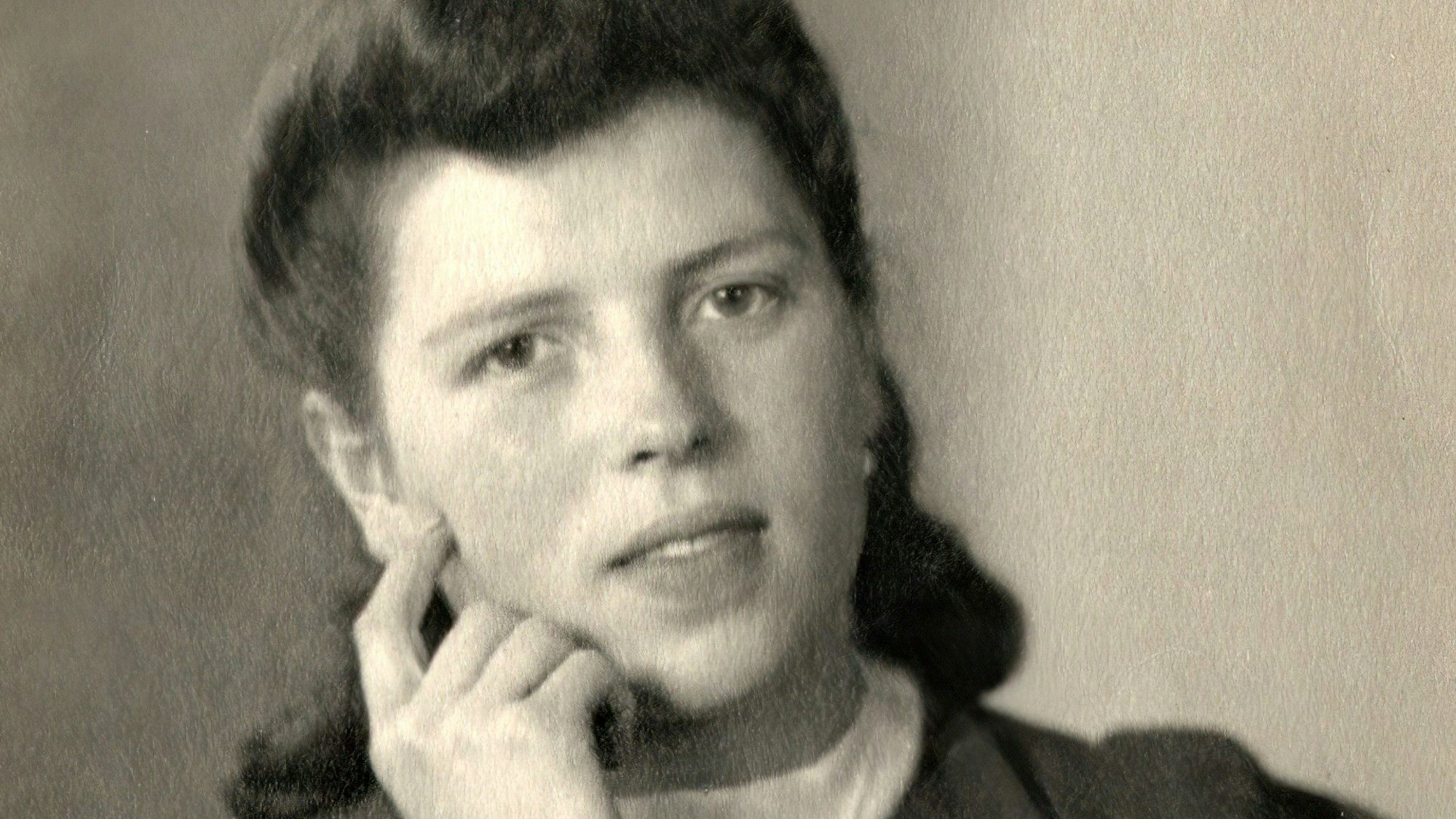 Schwarz-Weiß-Porträtaufnahme einer jungen Frau