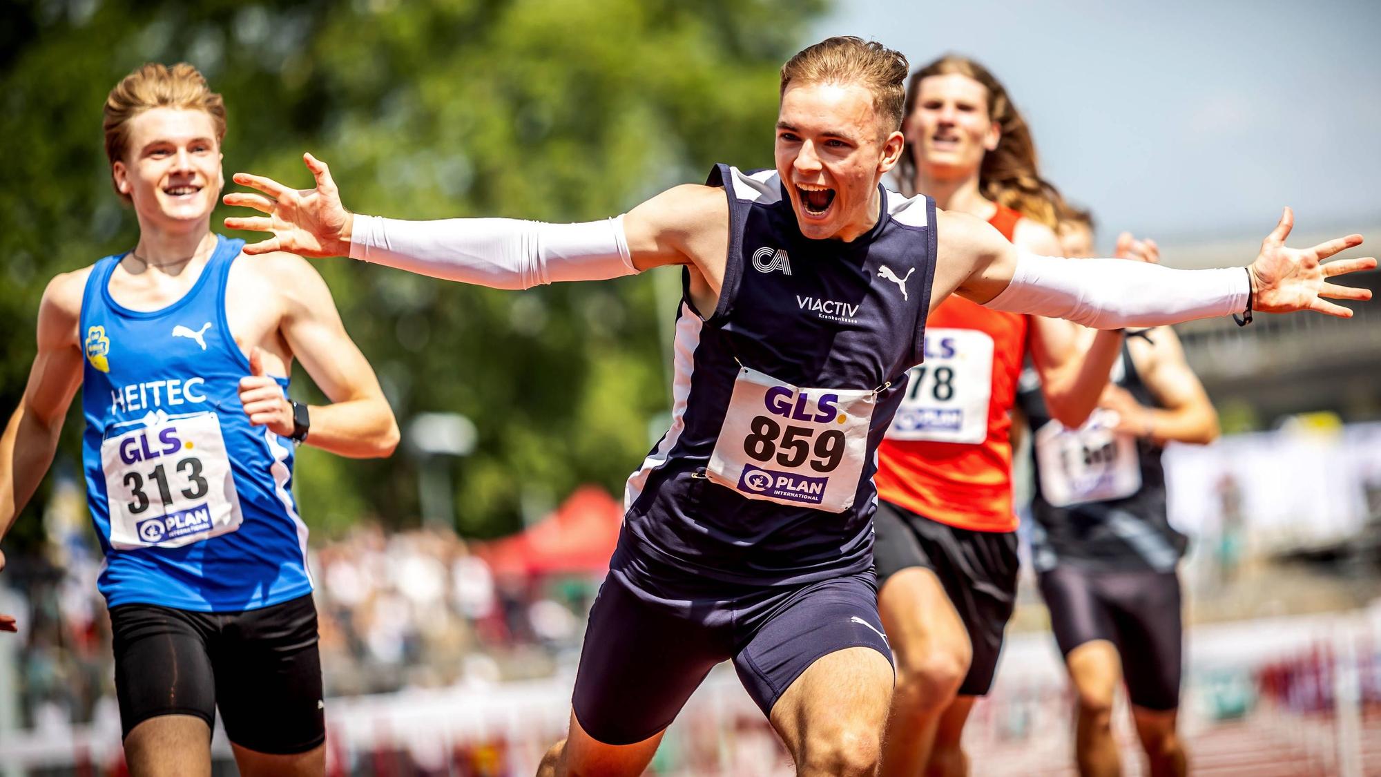 Deutsche Leichtathletik-Meisterschaften U20/U16 Koblenz, 28.07.2024 Zieljubel: Timon Dethloff Cologne Athletics wird Deutscher Meister über 110m Hürden der Männlichen Jugend U20 Deutsche Leichtathletik-Meisterschaften U20/U16 am 28.07.2024 im Stadion Oberwerth in Koblenz Rheinland-Pfalz. *** German Athletics Championships U20 U16 Koblenz, 28 07 2024 Cheering at the finish line Timon Dethloff Cologne Athletics becomes German Champion over 110m hurdles in the male youth U20 German Athletics Championships U20 U16 on 28 07 2024 at the Oberwerth Stadium in Koblenz Rhineland-Palatinate Copyright: xBEAUTIFULxSPORTS/R.xSchmittx