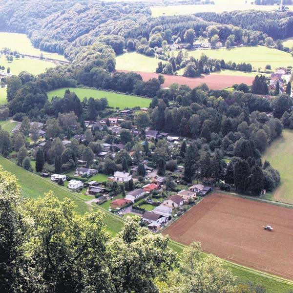 Das Unterdorf von Hennef-Bülgenauel mit umliegenden Wiesen und Äckern aus der Vogelperspektive.