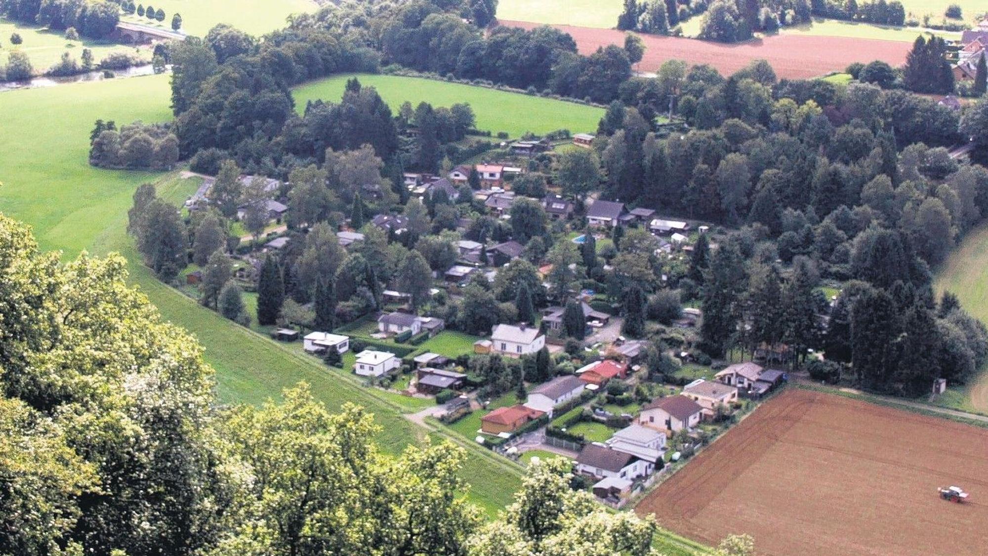 Das Unterdorf von Hennef-Bülgenauel mit umliegenden Wiesen und Äckern aus der Vogelperspektive.