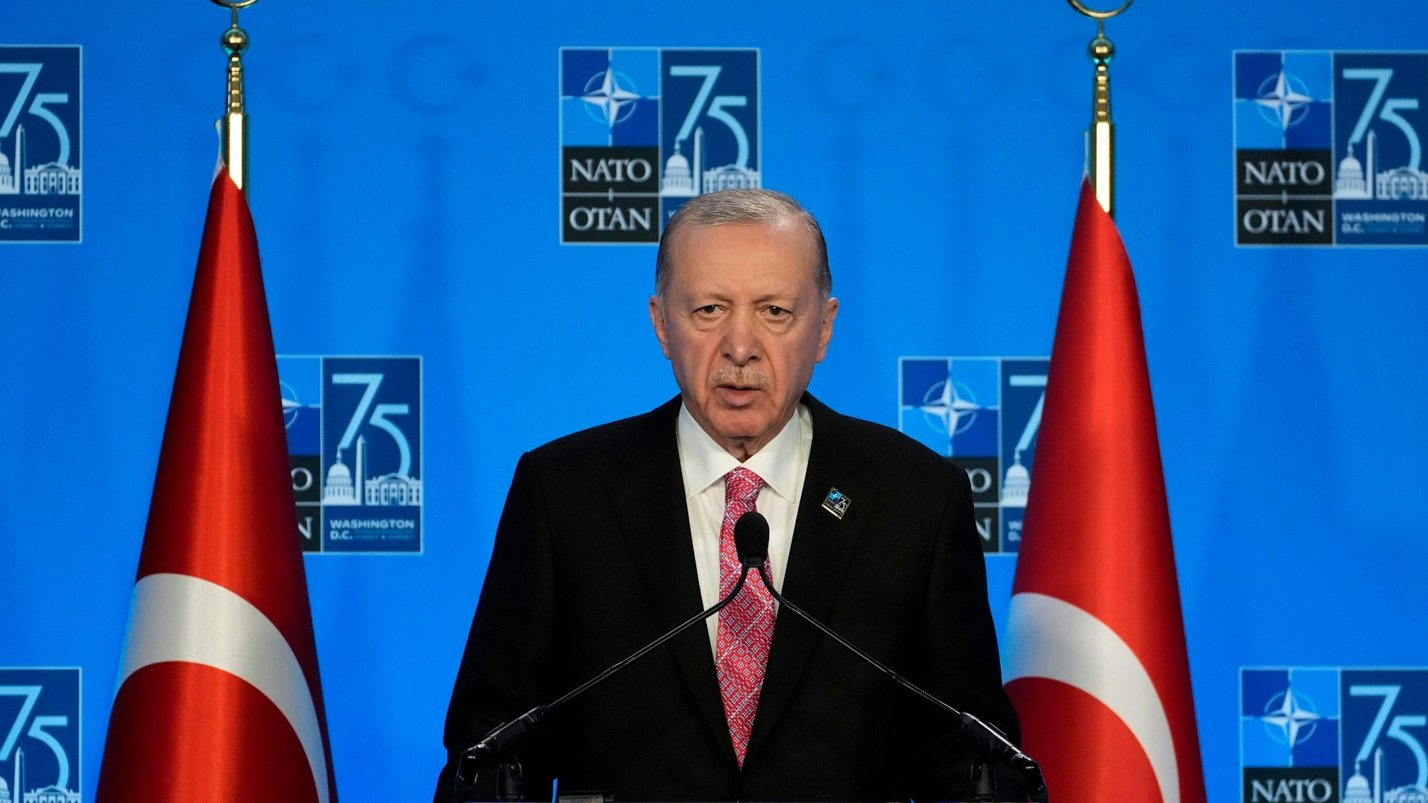 Der türkische Präsident Recep Tayyip Erdogan spricht während einer Pressekonferenz während des Nato-Gipfels in Washington.