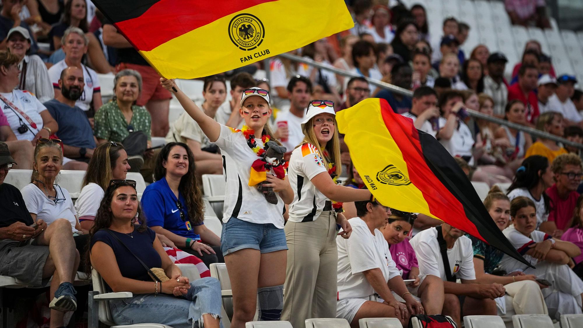 Deutsche Fans schwenken Fahnen vor dem Beginn des Frauenfußballspiels der Gruppe B zwischen den USA und Deutschland im Velodrome-Stadion während der Olympischen Sommerspiele 2024.